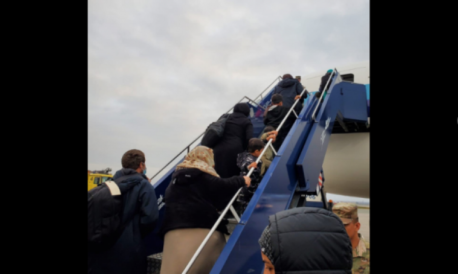 Edhe 54 afganë largohen nga Kosova