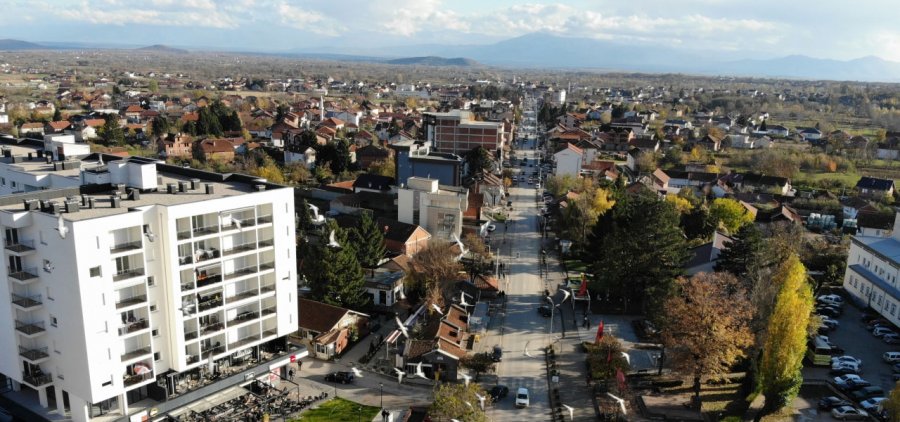 Deçanasit i gjenden kallash dhe fishekë në shtëpi