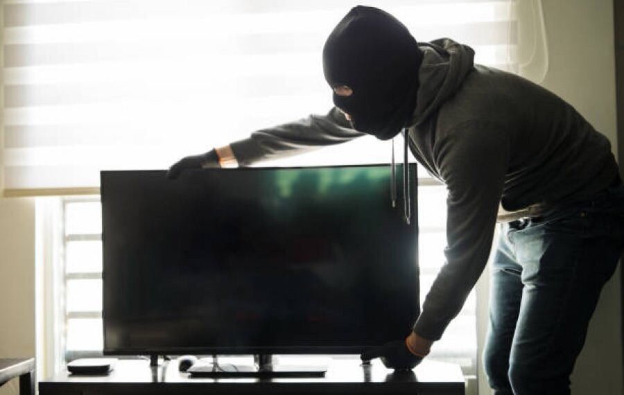Kishte vjedhur një televizor në Rahovec, gjykata ia refuzon pranimin e fajësisë të akuzuarit