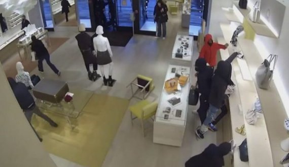 14 persona grabisin dyqanin e “Louis Vuitton”