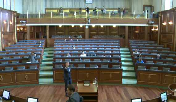 Zemaj bën selfie para ulëseve të VV-së në Kuvend, deputetët u vonuan në pauzë
