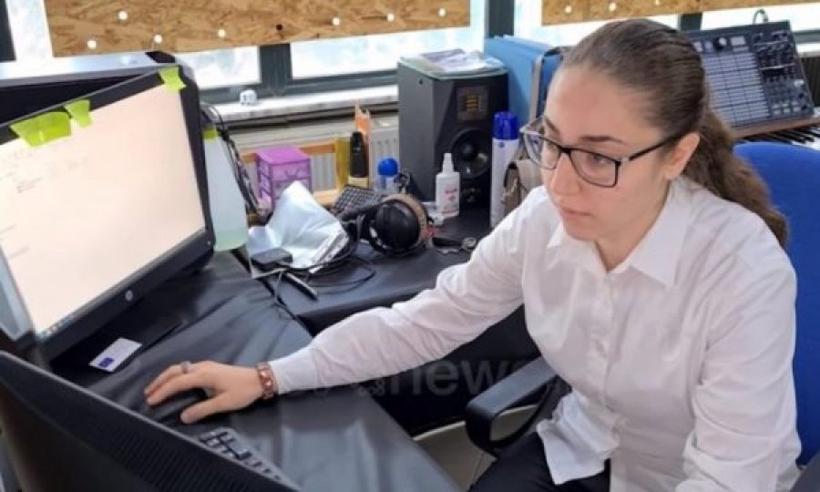 Flet vajza shqiptare që mori dhuratë të veçantë nga Bill Gates