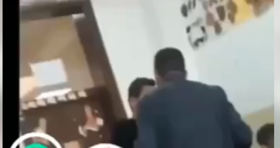 Video e rëndë: Mësuesi nga Mitrovica rrah brutalisht dy nxënës (Video)