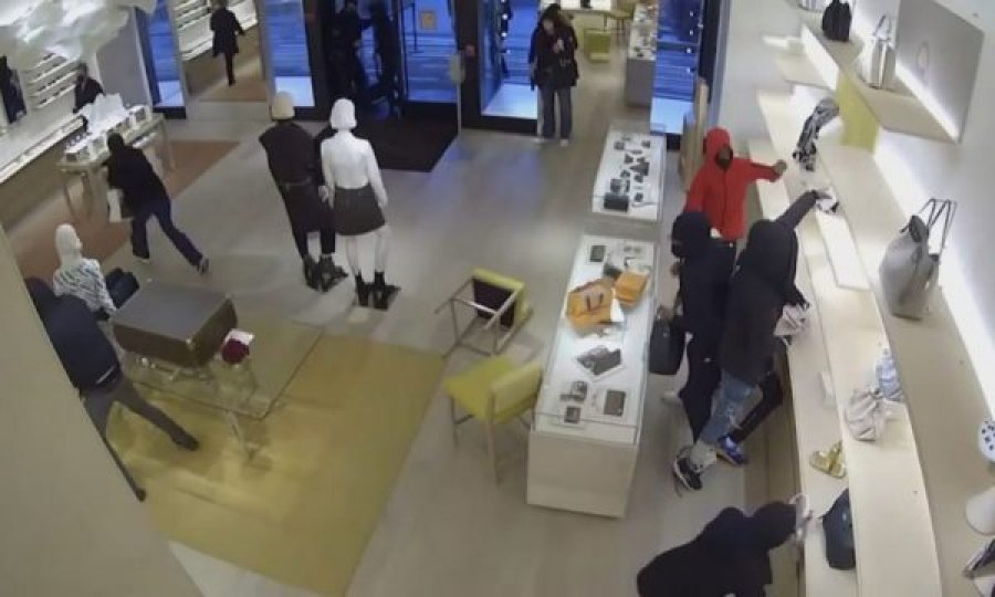 14 persona grabisin dyqanin e “Louis Vuitton”