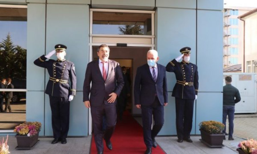 Sveçla takohet me homologun nga Shqipëria, flasin për bashkëpunimin policor