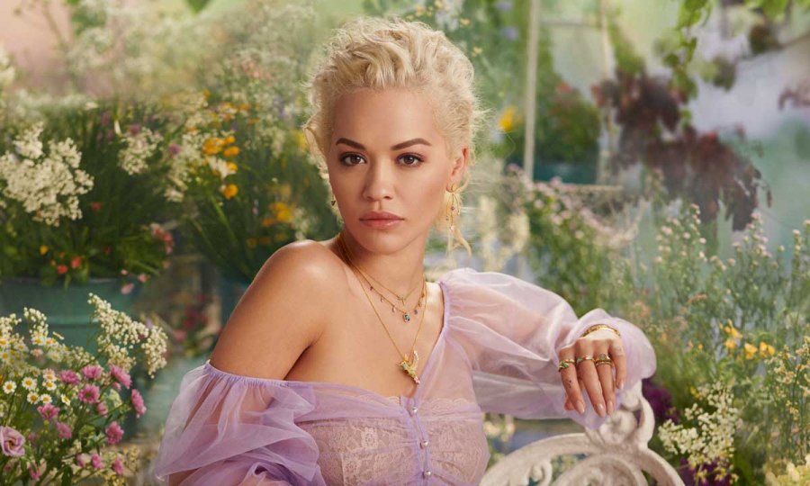 Rita Ora super e nxehtë në kalendarin e Pirelli