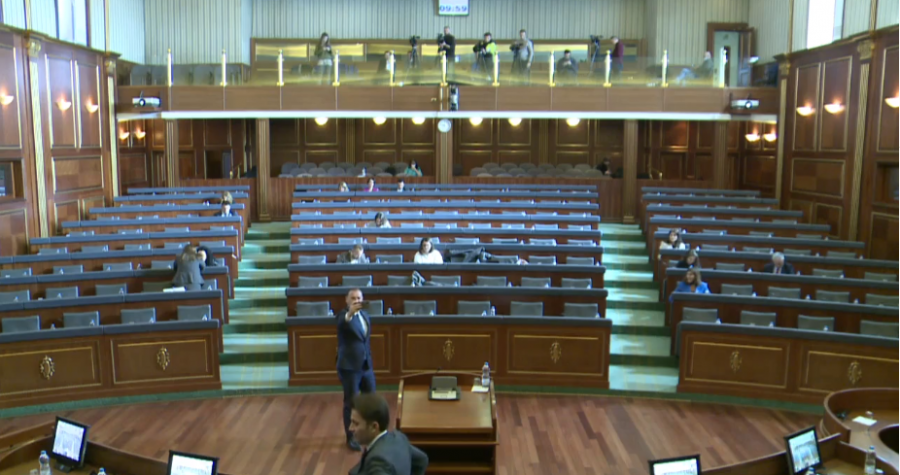 Zemaj bën selfie para ulëseve të VV-së në Kuvend, deputetët u vonuan në pauzë