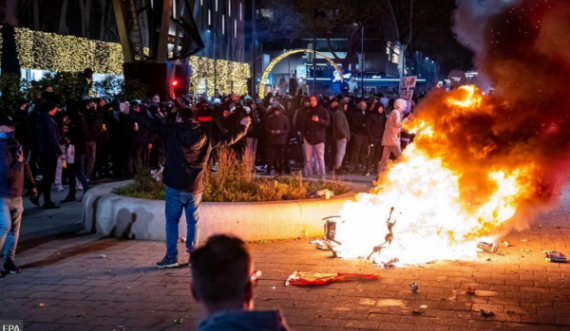 Pamje: Shpërthen dhuna kundër masave në Holandë, policia plagos së paku dy persona