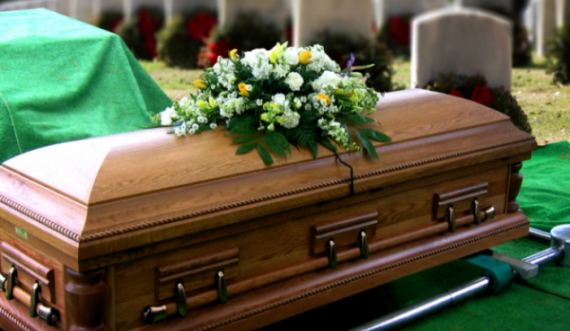 Trupi bie nga arkivoli pasi këputen rripat gjatë funeralit