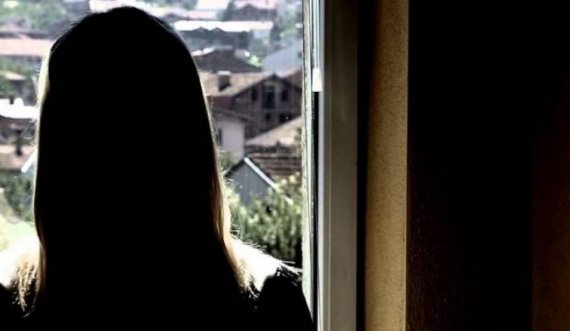 Polici abuzoi sek*ualisht me 13-vjeçaren, nëna: Vajza ka tentuar vetëvrasjen