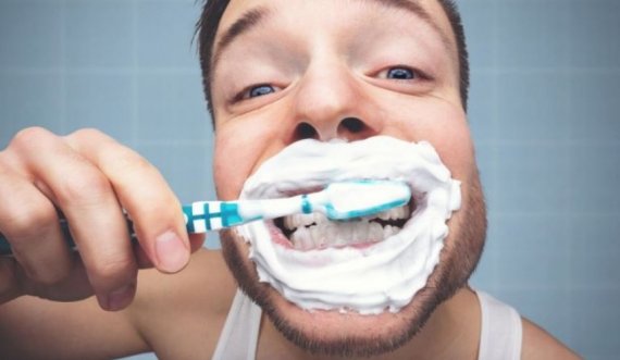 Sa gjatë duhet t’i pastroni dhëmbët?