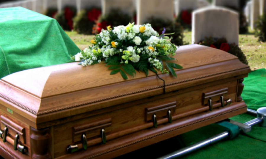 Trupi bie nga arkivoli pasi këputen rripat gjatë funeralit