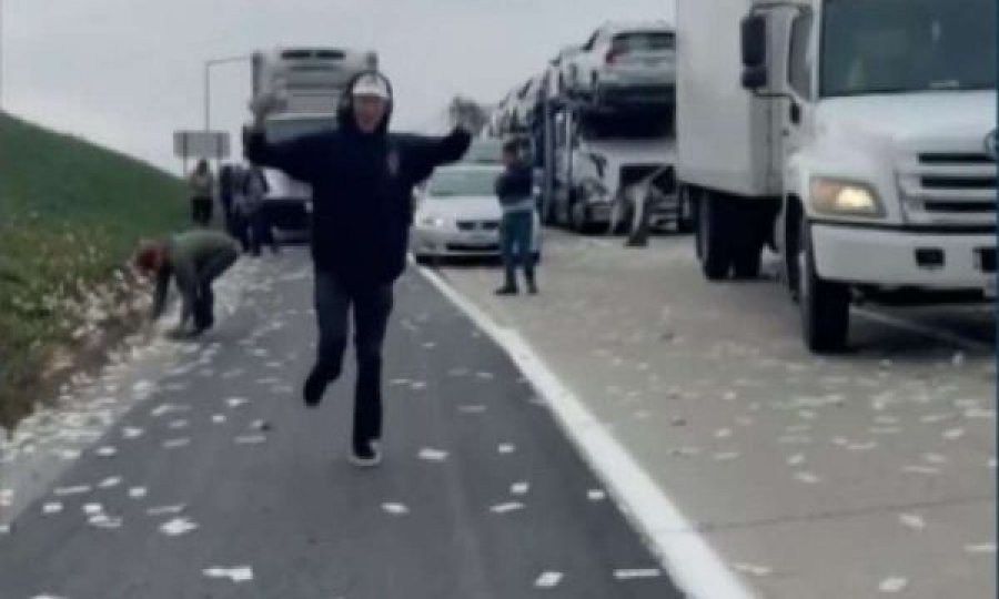 Shoferët bllokojnë autostradën për të marrë paratë që ranë nga një automjeti i blinduar