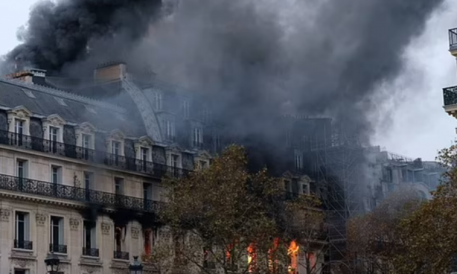Pamje nga zjarri i madh në Paris