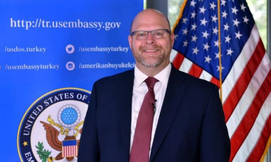 Pas konfirmimit si Ambasador në Prishtinë, lajmërohet për herë të parë Jeffrey Hovenier