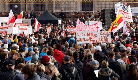 Dhjetëra mijëra protestues marshojnë në Vjenë kundër masave Anti-COVID