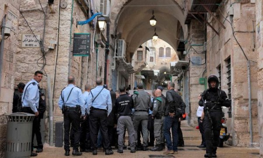 Të shtëna në Jerusalem, sulmuesi e vrau një person dhe plagosi tre të tjerë