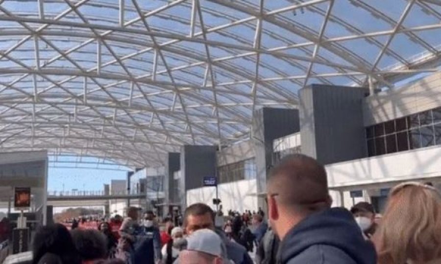 Panik në aeroport, një pasagjeri i gjendet armë
