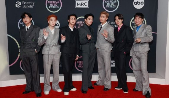 Triumfon BTS! Ja lista e plotë me fituesit e American Music Awards 2021