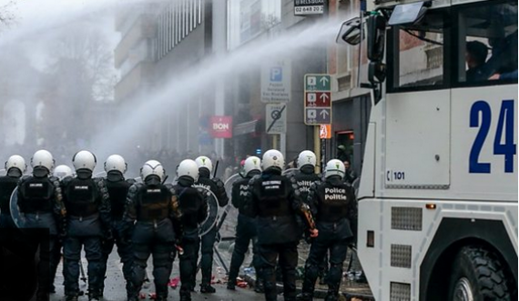 Policia lëshon ujë e gaz lotsjellës ndaj protestuesve anti-vaksina e anti-kufizime në Bruksel