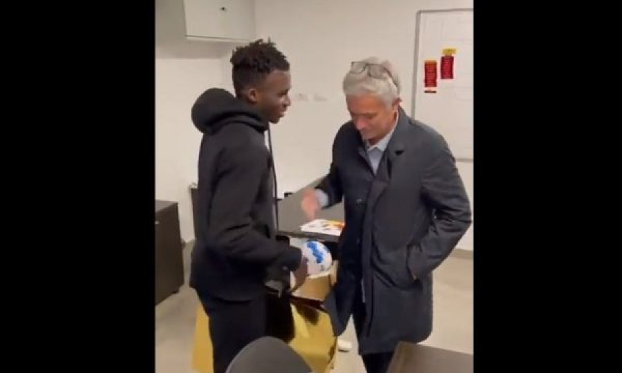 Ashtu siç premtoi, Mourinho ia bleu një palë këpucë tejet të shtrenjta talentit të Romës