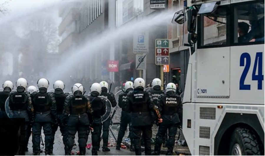 Policia lëshon ujë e gaz lotsjellës ndaj protestuesve anti-vaksina e anti-kufizime në Bruksel