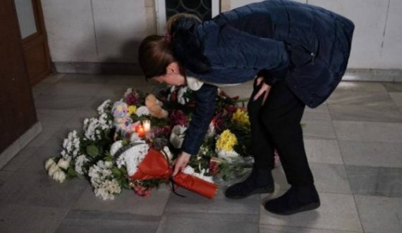Qytetarët vendosin lule para Ambasadës së Maqedonisë në Sofje