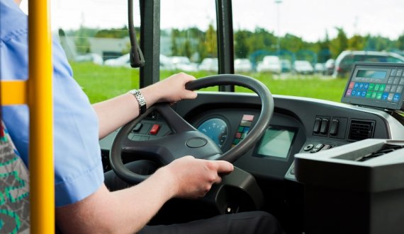 Instruktori për autobusë: Një shofer s’mund të vozisë më shumë se nëntë orë në ditë