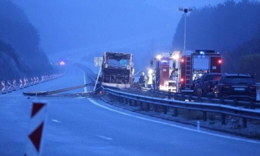 “Autobusi është ende në rrugë, mantilbardhët po sillen rreth tij”, fotoreporteri jep detaje për aksidentin tragjik