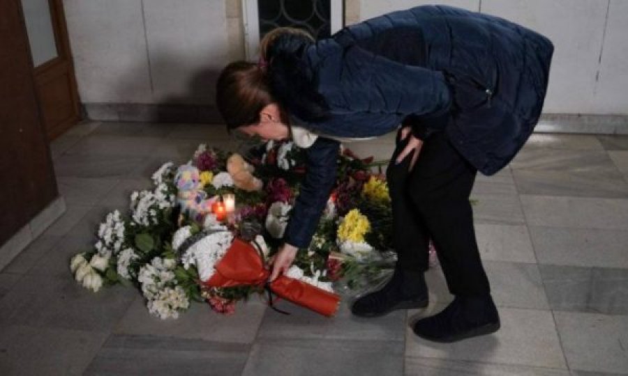 Qytetarët vendosin lule para Ambasadës së Maqedonisë në Sofje