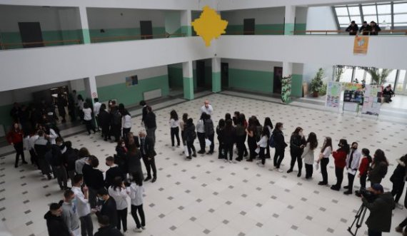 Interesim i madh i nxënësve në Prishtinë për t’u vaksinuar kundër COVID-19