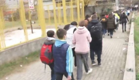 “Si të mbajmë mësim, kur shokët e shoqet nuk janë në mes nesh”, marshojnë nxënësit në Shkup
