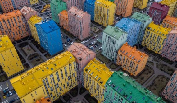 Brenda qytetit me shumë ngjyra ku shtëpitë duken si ndërtesa nga Legot