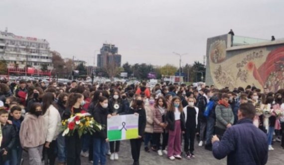 5 nxënës të shkollës fillore viktima të aksidentit tragjik, shokët dhe mësimdhënësit marshuan për nder të tyre