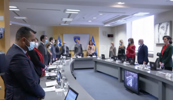 Qeveria e Kosovës mban një minutë heshtje për viktimat e aksidentit tragjik