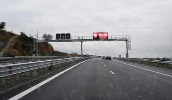 Hapet për qarkullim një pjesë e autostradës së Strumës, policia po e ruan vendin ku ndodhi aksidenti