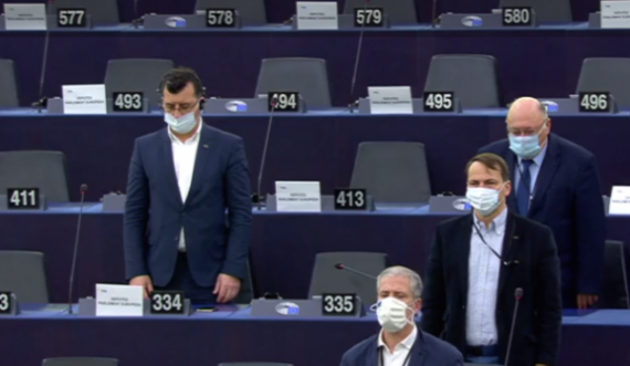 Parlamenti Europian mban 1 minutë heshtje për viktimat e tragjedisë në Bullgari