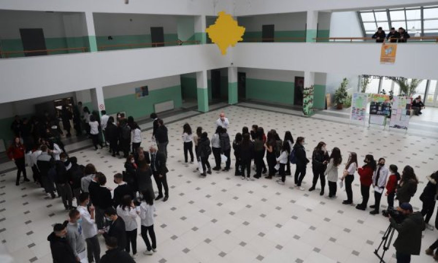 Interesim i madh i nxënësve në Prishtinë për t’u vaksinuar kundër COVID-19