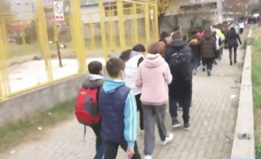 “Si të mbajmë mësim, kur shokët e shoqet nuk janë në mes nesh”, marshojnë nxënësit në Shkup