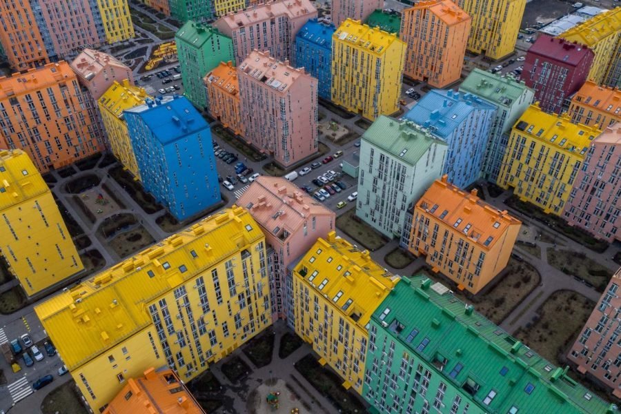 Brenda qytetit me shumë ngjyra ku shtëpitë duken si ndërtesa nga Legot