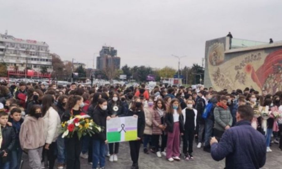 5 nxënës të shkollës fillore viktima të aksidentit tragjik, shokët dhe mësimdhënësit marshuan për nder të tyre