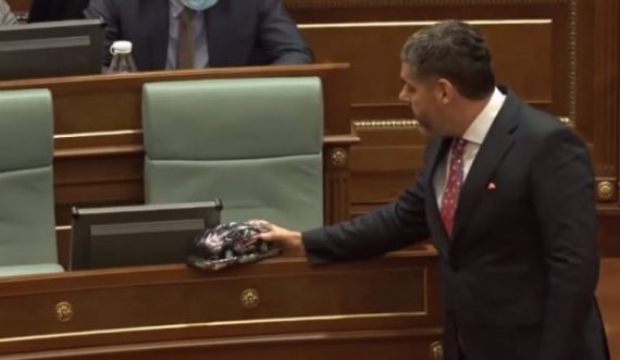 Ardian Kastrati ia dhuron kryeministrit Kurti një “xhip të zi”