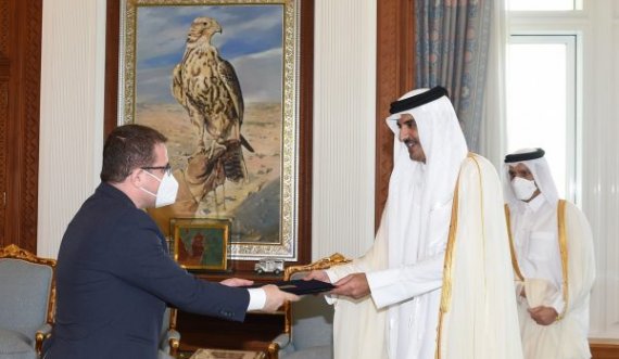 Ambasadori i ri i Kosovës në Doha ia dorëzon letrat kredenciale emirit të Katarit