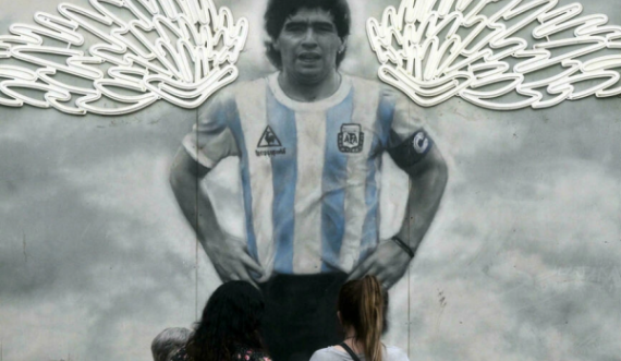 Një vit nga vdekja e legjendës Diego Maradona