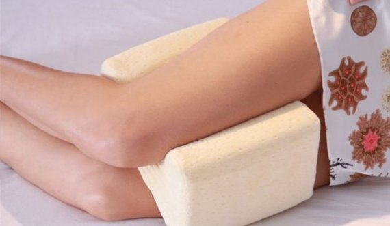 Çfarë i ndodh trupit nëse fle me një jastëk në mes të këmbëve?