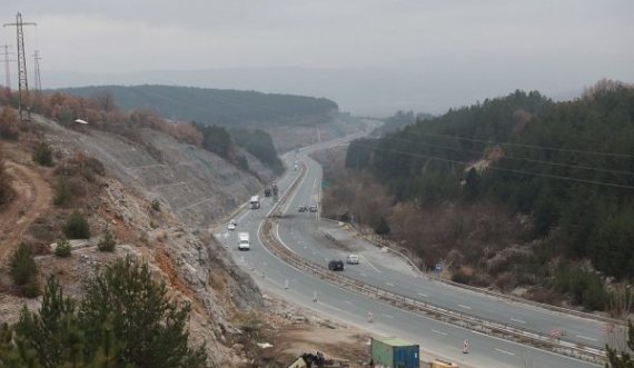 Pamje nga autostrada “Struma” në Bullgari tri ditë pas aksidenti tragjik