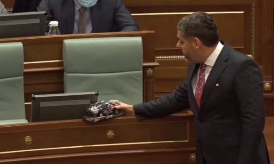 Ardian Kastrati ia dhuron kryeministrit Kurti një “xhip të zi”