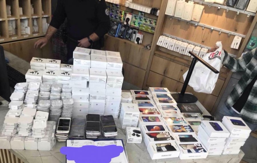 Dogana aksion edhe në Ferizaj, konfiskohet sasi e madhe e telefonave dhe kufjeve të “Apple”