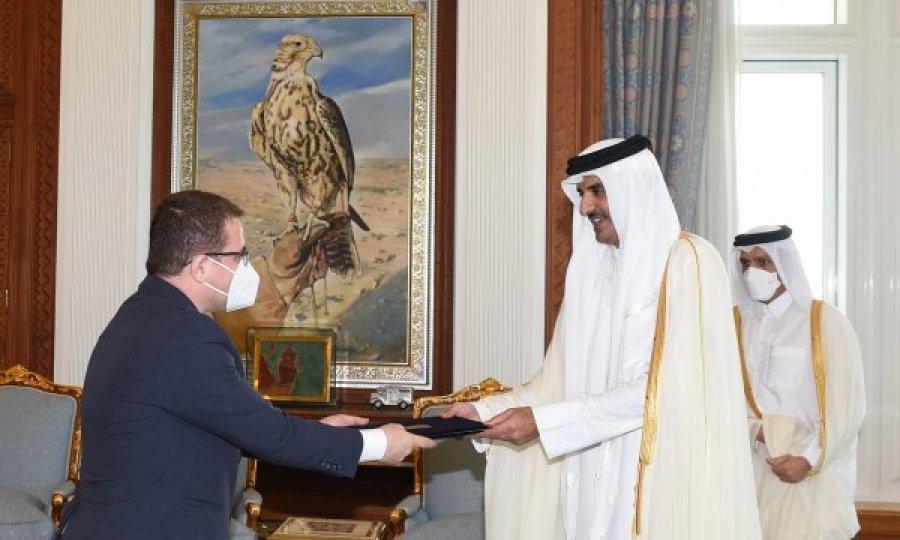 Ambasadori i ri i Kosovës në Doha ia dorëzon letrat kredenciale emirit të Katarit