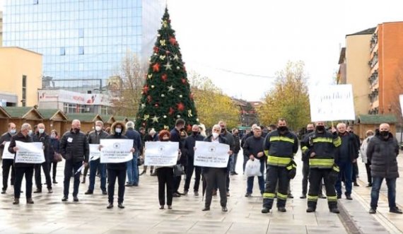 Protestojnë punonjësit e administratës shtetërore, paralajmërojnë greva